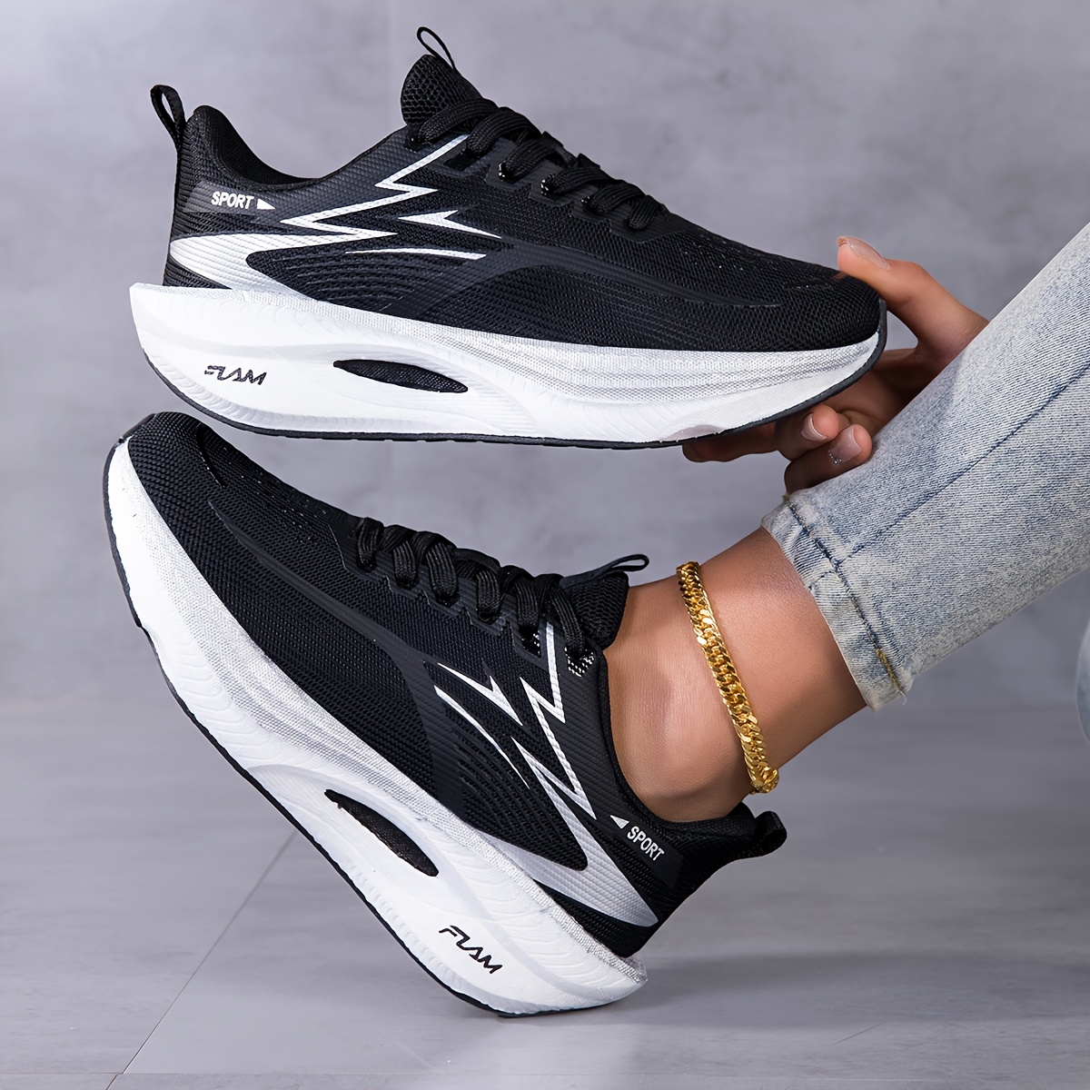 أحذية رياضية نسائية خفيفة الوز - مراجعة Sports Equipment For Running وسعره